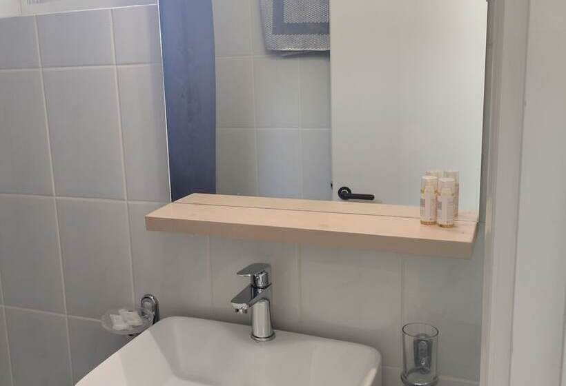 סטודיו סטנדרטי נוף לים, Captain Nick Apart