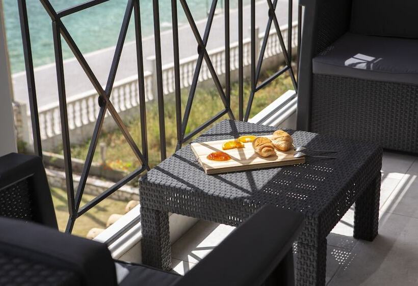 דירת חדר נוף לים, Captain Nick Apart