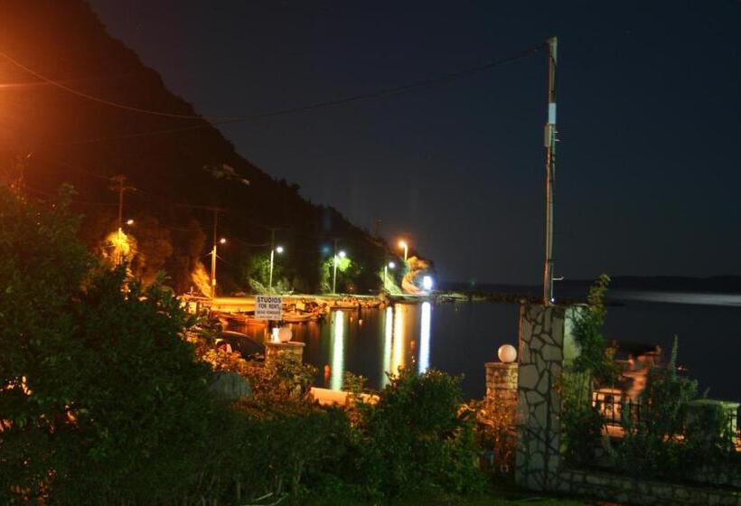 סטודיו סטנדרטי נוף לים, Captain Nick Apart