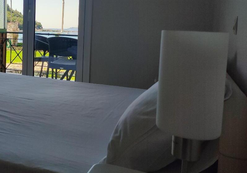 סטודיו סטנדרטי נוף לים, Captain Nick Apart