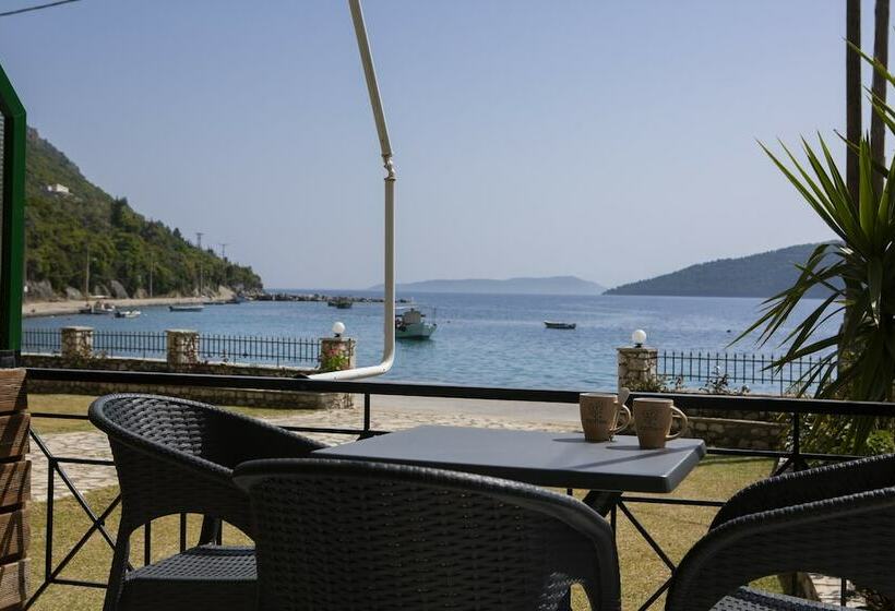 סטודיו סטנדרטי נוף לים, Captain Nick Apart