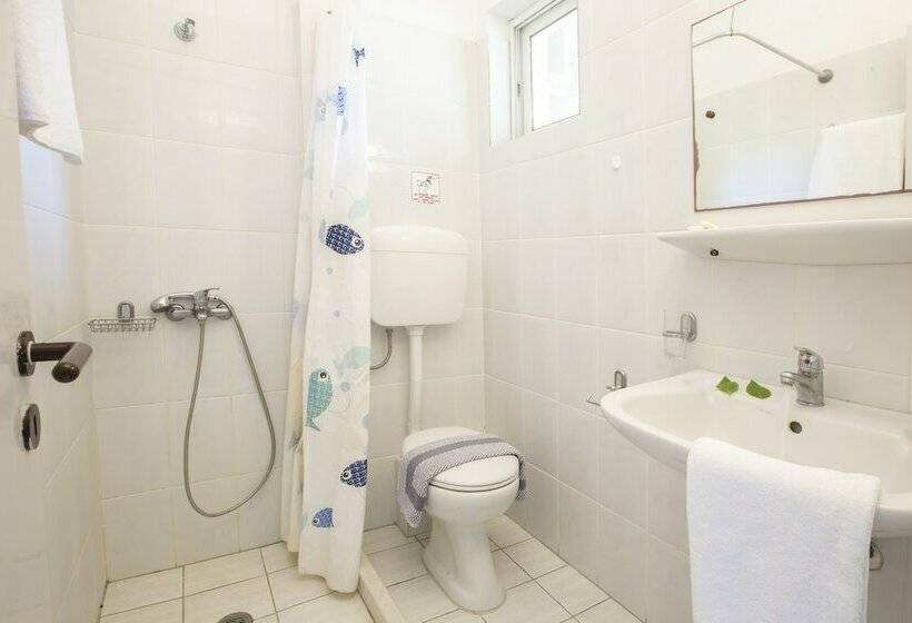 סטודיו סטנדרטי נוף לים, Captain Nick Apart