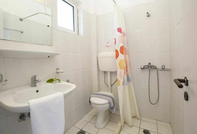 סטודיו סטנדרטי נוף לים, Captain Nick Apart