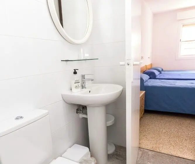 اتاق استاندارد سه نفره, Hostal El Mercat