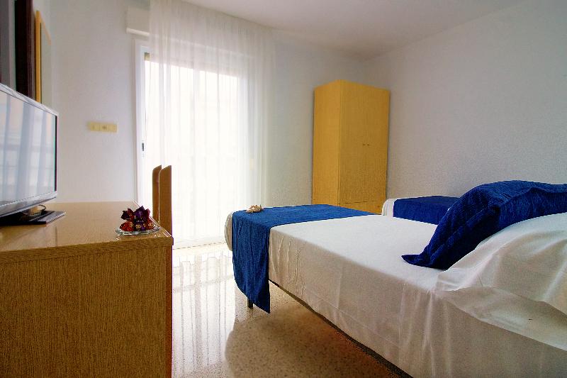 اتاق استاندارد سه نفره, Hostal El Mercat