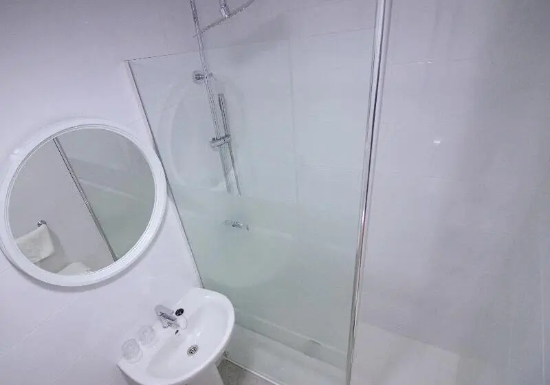 اتاق استاندارد سه نفره, Hostal El Mercat
