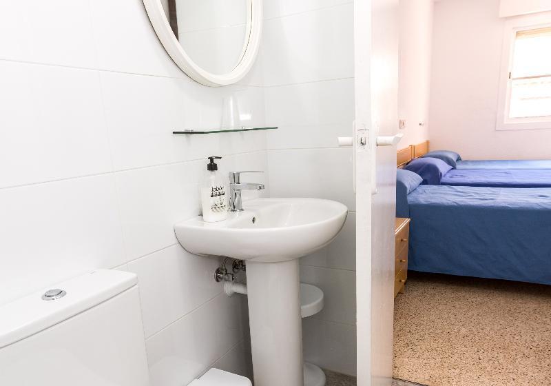 اتاق استاندارد سه نفره, Hostal El Mercat