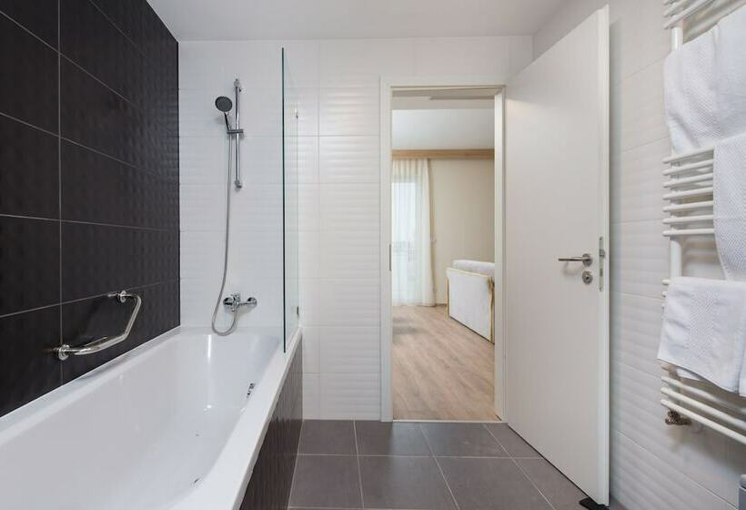 디럭스 룸 킹사이즈 침대, Akeah Verdi Budapest