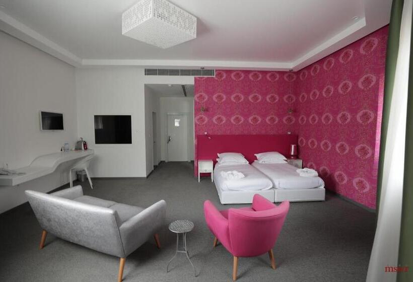 سوئیت جونیور با چشم‌انداز کوهستان, Miramar Hotel Resort And Spa