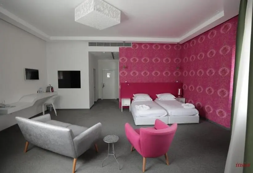 سوئیت جونیور با چشم‌انداز کوهستان, Miramar Hotel Resort And Spa