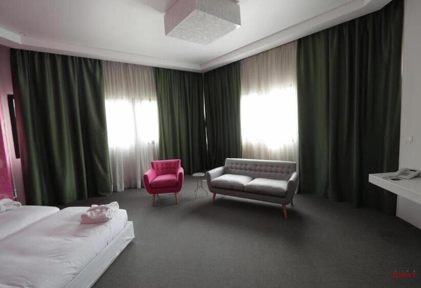 سوئیت جونیور با چشم‌انداز کوهستان, Miramar Hotel Resort And Spa