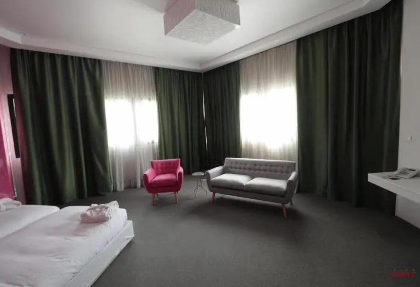 سوئیت جونیور با چشم‌انداز کوهستان, Miramar Hotel Resort And Spa