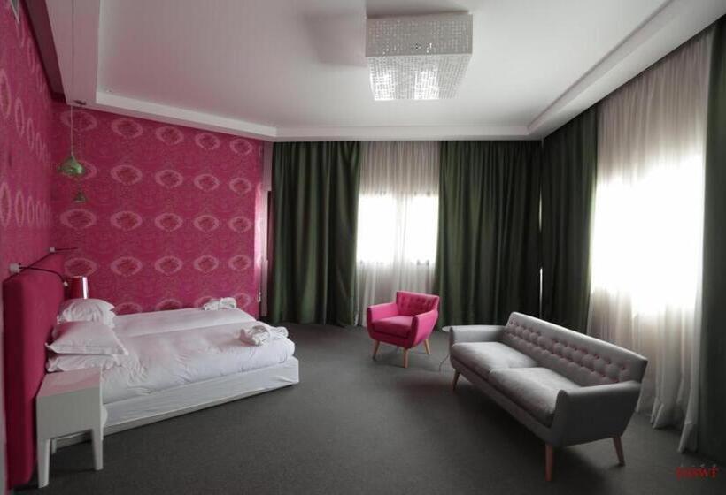 سوئیت جونیور با چشم‌انداز کوهستان, Miramar Hotel Resort And Spa