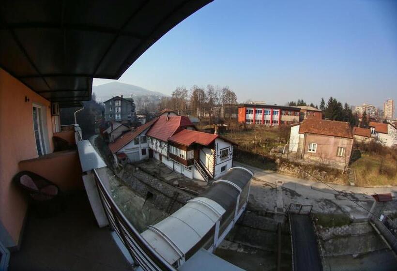 سوئیت با چشم‌انداز رودخانه, Fontana