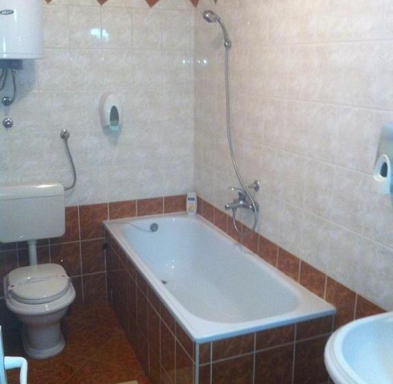 سوئیت با چشم‌انداز رودخانه, Fontana