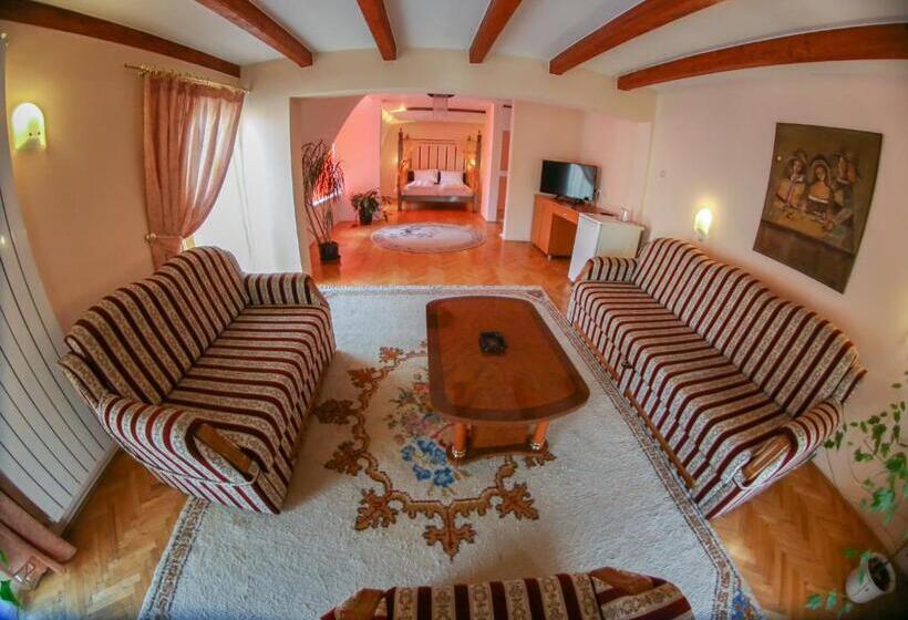 سوئیت با چشم‌انداز رودخانه, Fontana