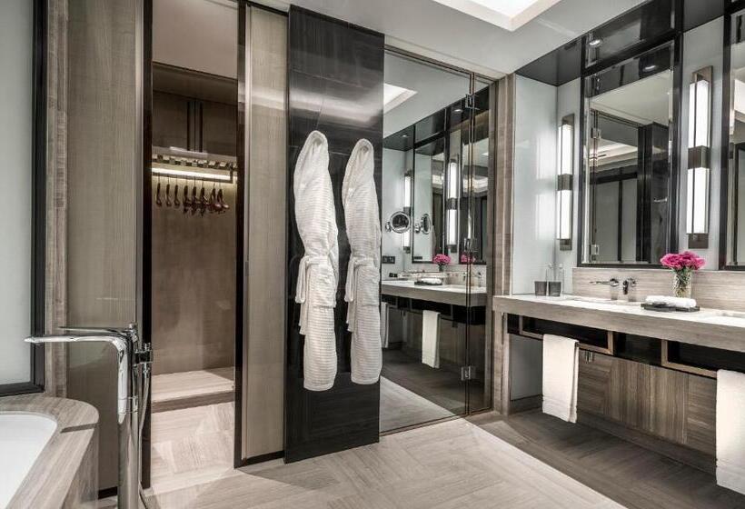 Номер Стандарт Вид на Город, Four Seasons Hotel Kuala Lumpur