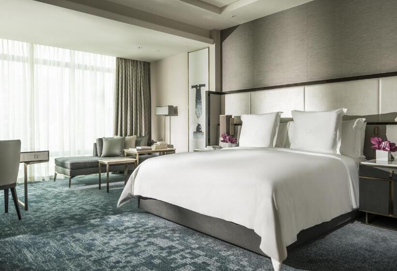 Номер Премиум, Four Seasons Hotel Kuala Lumpur
