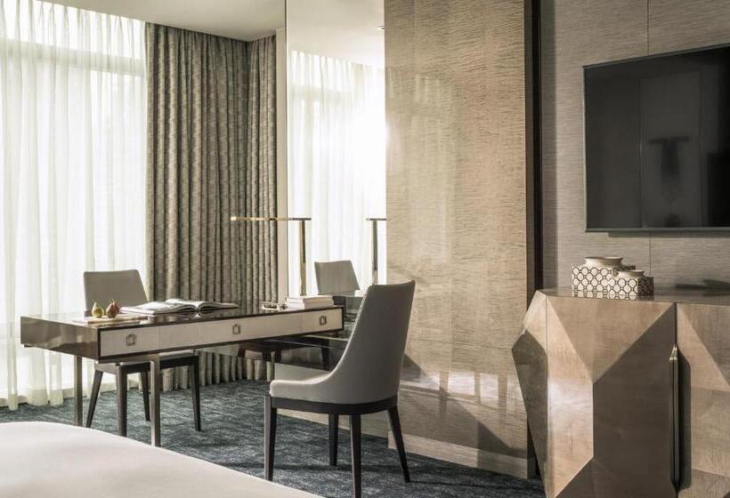 Номер Клуб Кровать Кинг, Four Seasons Hotel Kuala Lumpur