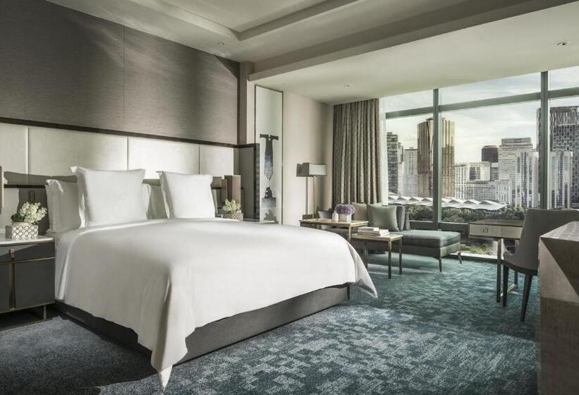 Номер Клуб Кровать Кинг, Four Seasons Hotel Kuala Lumpur