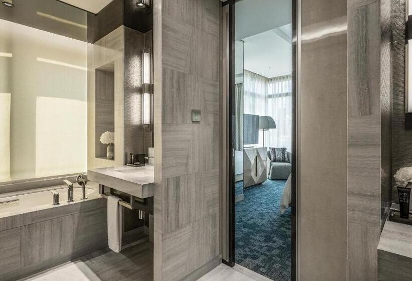 Полулюкс Кровать Кинг, Four Seasons Hotel Kuala Lumpur