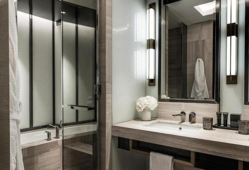 Люкс Кровать Кинг, Four Seasons Hotel Kuala Lumpur