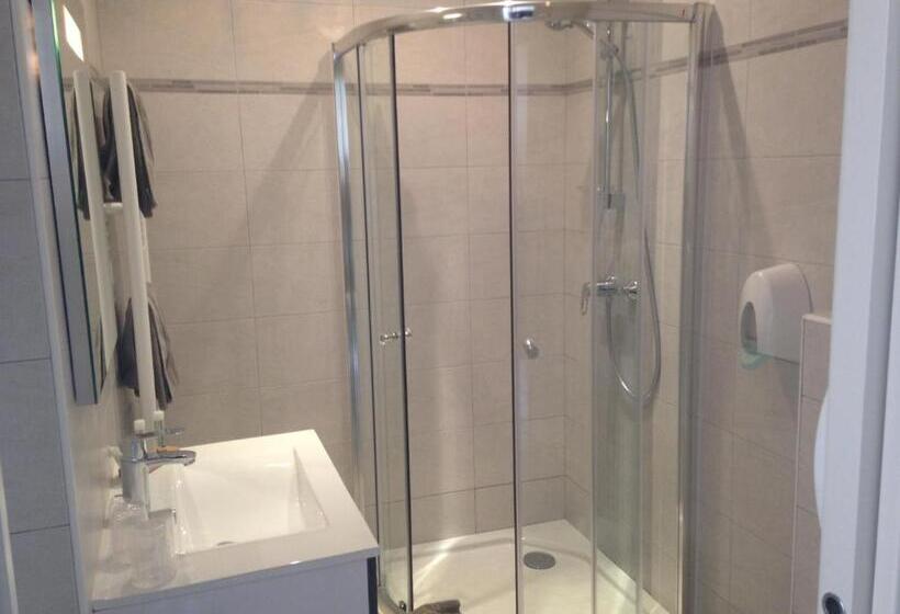 اتاق استاندارد با چشم‌انداز دریا, Hôtel Méditerranée