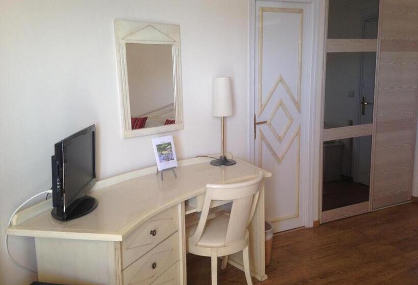 اتاق استاندارد با چشم‌انداز دریا, Hôtel Méditerranée