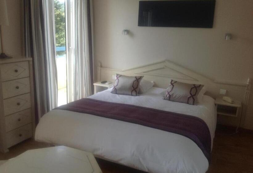 اتاق استاندارد سه نفره با چشم‌انداز کنار دریا, Hôtel Méditerranée