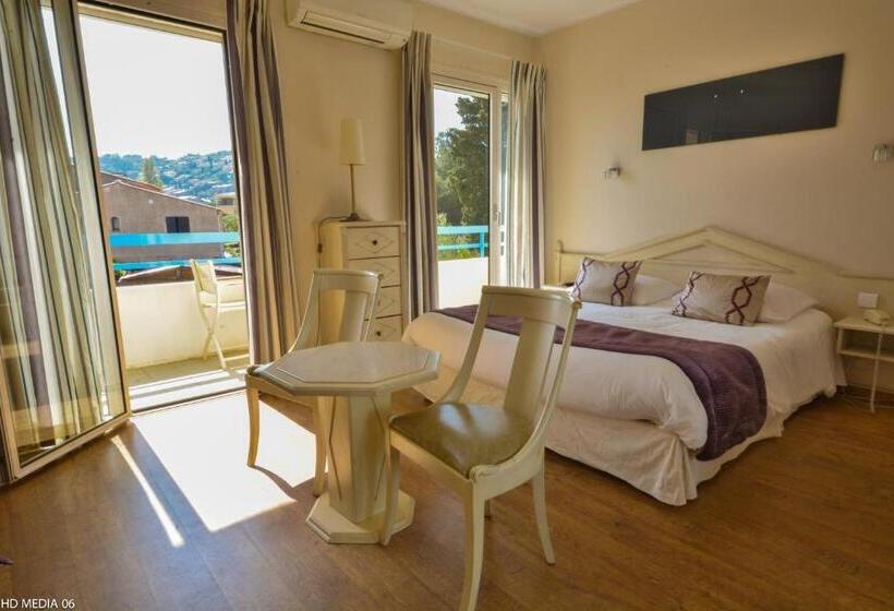 اتاق استاندارد سه نفره با چشم‌انداز کنار دریا, Hôtel Méditerranée