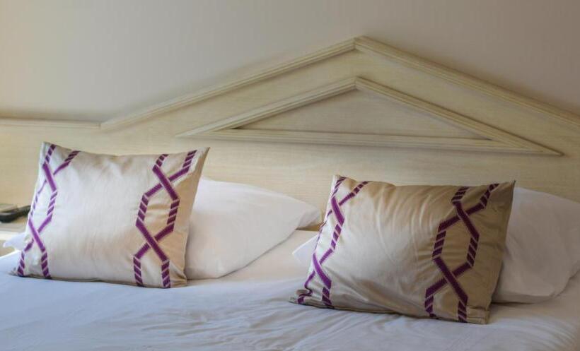 اتاق استاندارد سه نفره با چشم‌انداز کنار دریا, Hôtel Méditerranée