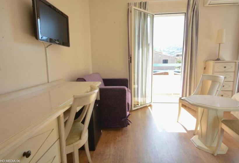 اتاق استاندارد سه نفره با چشم‌انداز کنار دریا, Hôtel Méditerranée