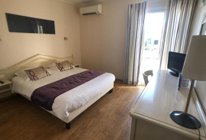 اتاق اساندارد با چشم‌انداز جانبی به دریا, Hôtel Méditerranée