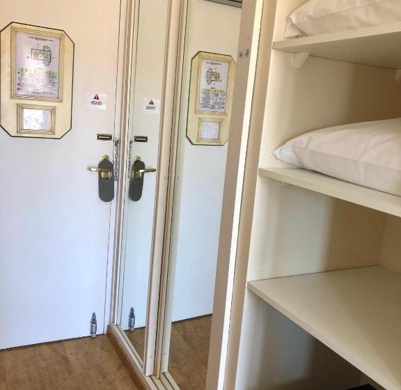 اتاق اساندارد با چشم‌انداز جانبی به دریا, Hôtel Méditerranée