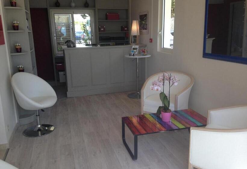 اتاق اساندارد با چشم‌انداز جانبی به دریا, Hôtel Méditerranée