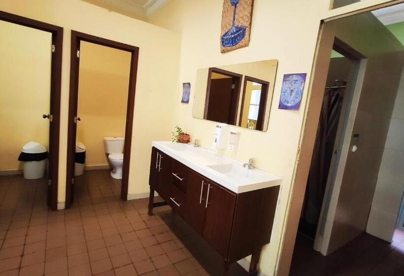 ルームシェアのワンベッド, Hostal Yakumama