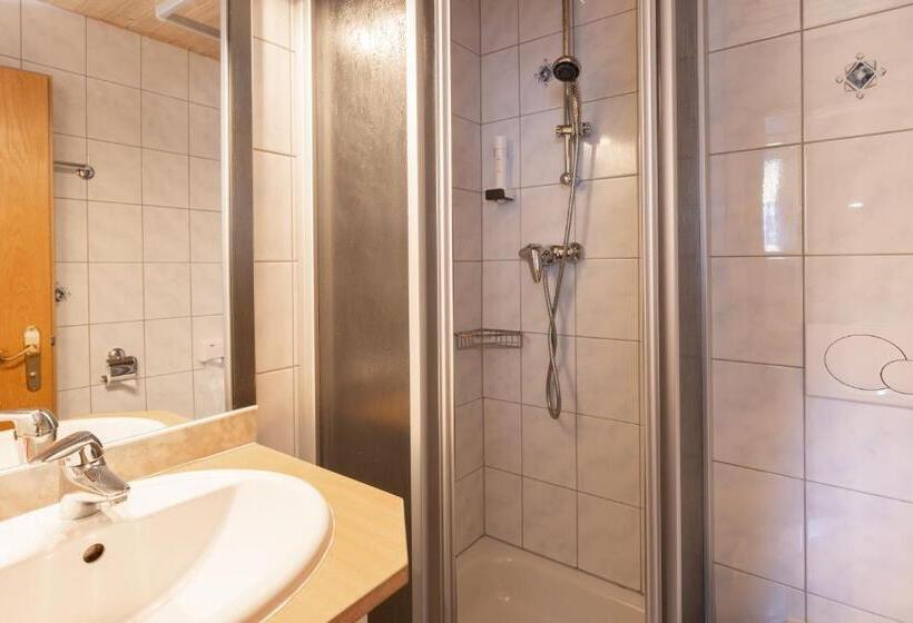 חדר משפחתי, Eggerhof