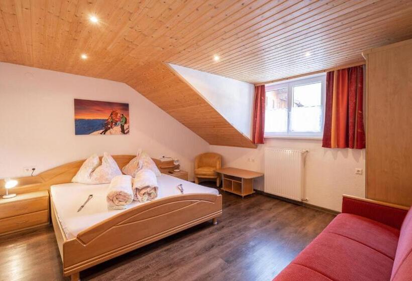 חדר משפחתי, Eggerhof