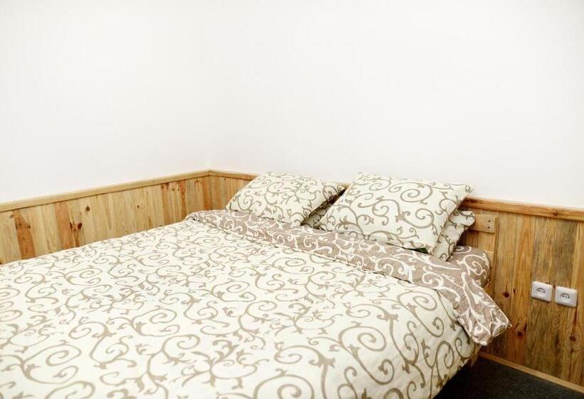 سوییت خانوادگی, Baron Munchausen Guest House