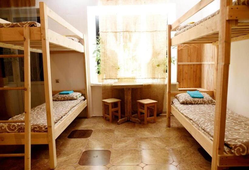 تختخواب در اتاق مشترک, Baron Munchausen Guest House