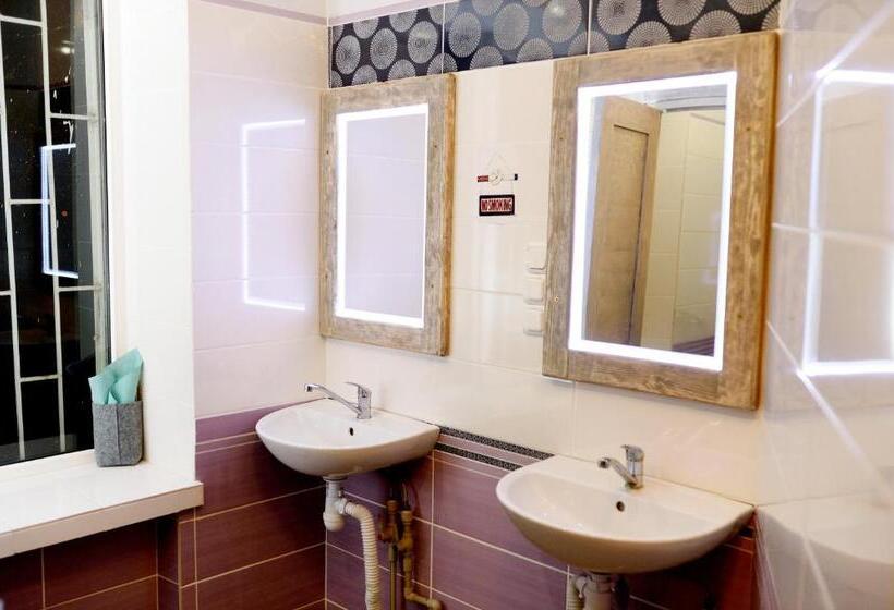 تختخواب در اتاق مشترک, Baron Munchausen Guest House