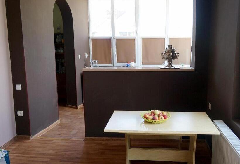 اتاق خانوادگی, Mimino Guest House