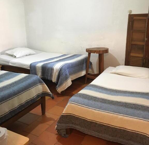 חדר אקונומי לארבעה, Selvablanca Hostel