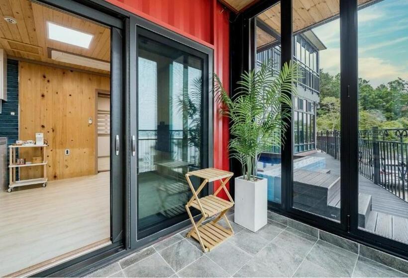 スタンダードスタジオ, Namhae Yanghwa Seaside Pension