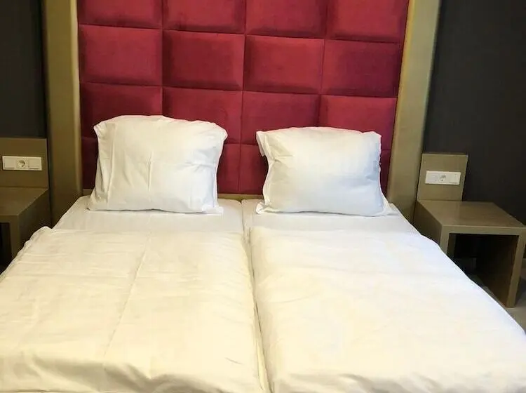 اتاق لوکس با بالکن, Athen Kelsterbach Frankfurt Airport