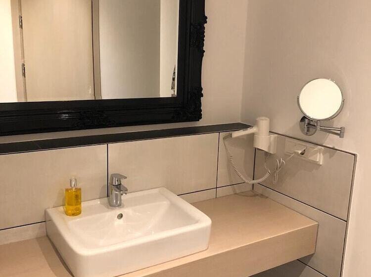 חדר דלוקס עם מרפסת, Athen Kelsterbach Frankfurt Airport