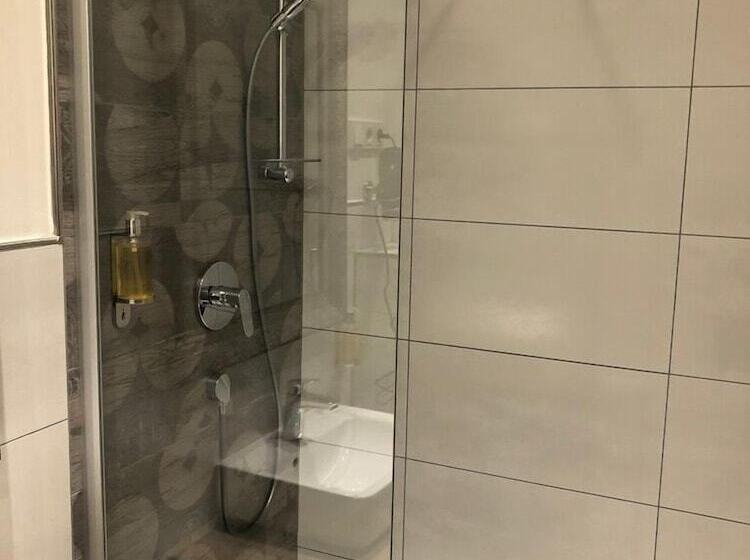 اتاق لوکس با بالکن, Athen Kelsterbach Frankfurt Airport