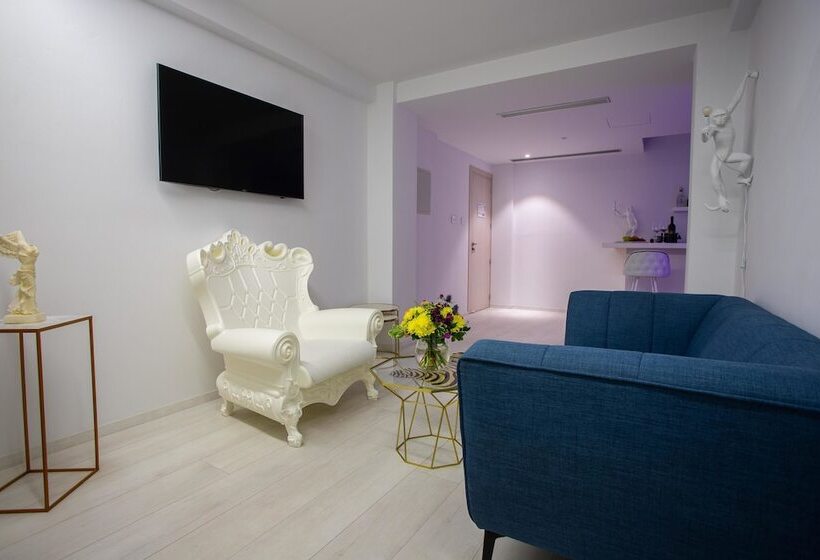 Люкс с Бассейном, Napa Suites