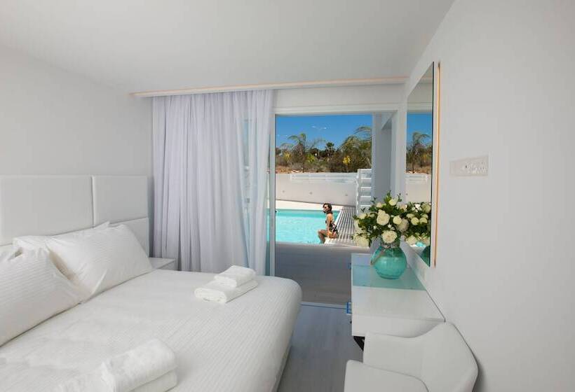 Люкс с Бассейном, Napa Suites