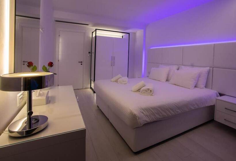 Люкс с Бассейном, Napa Suites